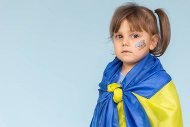 küçük kız Ukrayna bayrağı