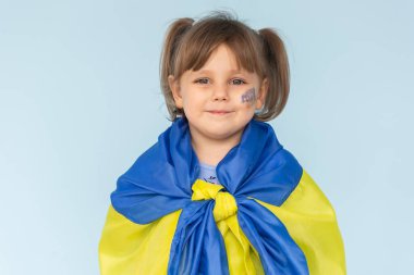 küçük kız Ukrayna bayrağı