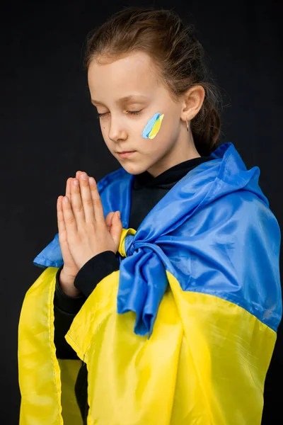 Девушка Бежит Флагом Украины Украина Обязательно Победит Молимся Украину — стоковое фото