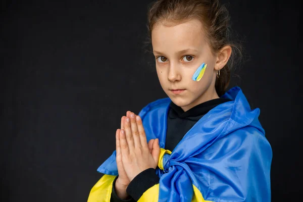 Девушка Бежит Флагом Украины Украина Обязательно Победит Молимся Украину — стоковое фото