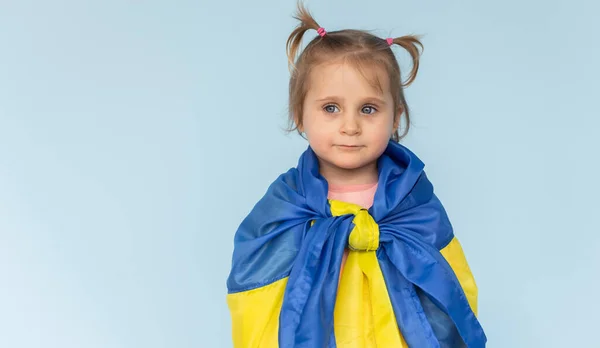 Menina Com Bandeira Ucrânia — Fotografia de Stock
