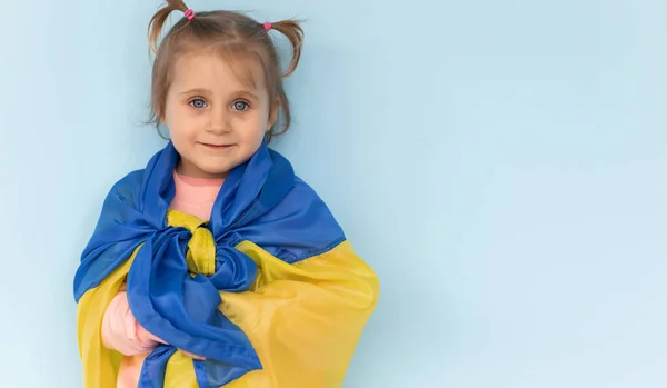 Niña Con Bandera Ucrania — Foto de Stock