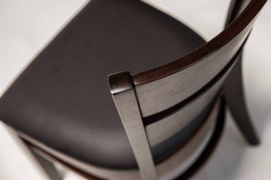 Deri kaplı ahşap masa sandalyesi