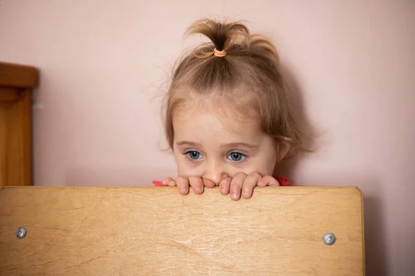 Ritratto Una Triste Bambina Bionda Dagli Occhi Azzurri — Foto Stock