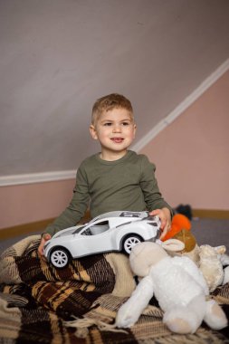 küçük çocuk oyuncak araba ile oynuyor