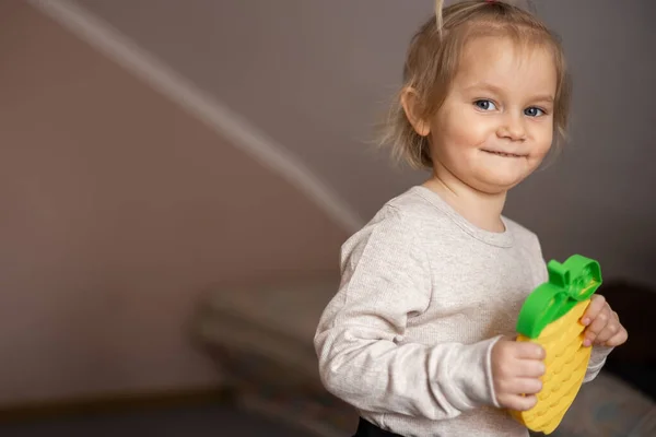 Bambina Con Giocattolo Mano — Foto Stock