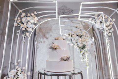 Beyaz düğün pastası Resepsiyon