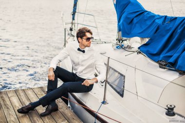 yakışıklı adam, ciddi bir Kaptan yatı yakınındaki beyaz gömlekli uzağa arıyorsunuz