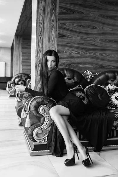 Belle Jeune Fille Dans Une Robe Noire — Photo