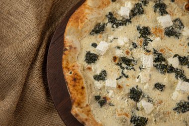 İtalyan pizzasına yakın plan jambon, yeşil zeytin ve roka.