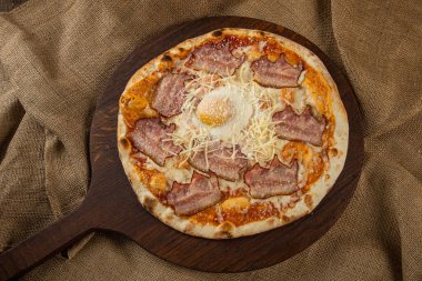 İtalyan pizzasına yakın plan jambon, yeşil zeytin ve roka.