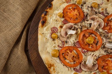 İtalyan pizzasına yakın plan jambon, yeşil zeytin ve roka.