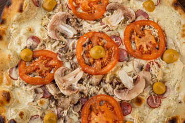 İtalyan pizzasına yakın plan jambon, yeşil zeytin ve roka.