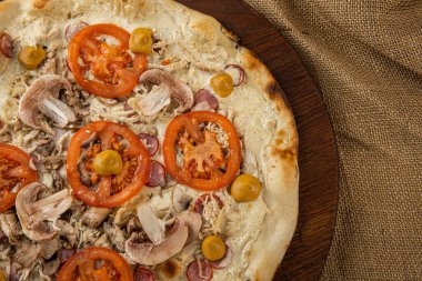 İtalyan pizzasına yakın plan jambon, yeşil zeytin ve roka.