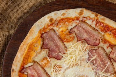 İtalyan pizzasına yakın plan jambon, yeşil zeytin ve roka.