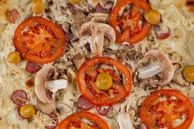 İtalyan pizzasına yakın plan jambon, yeşil zeytin ve roka.