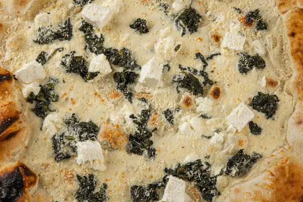 İtalyan pizzasına yakın plan jambon, yeşil zeytin ve roka.