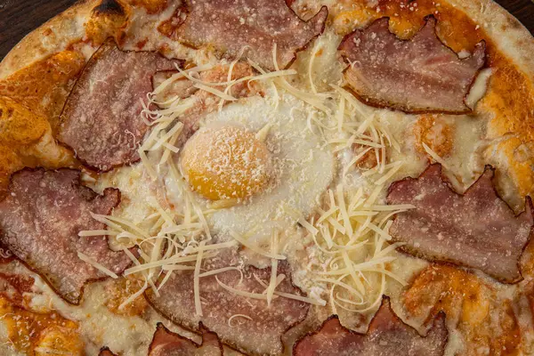 İtalyan pizzasına yakın plan jambon, yeşil zeytin ve roka.