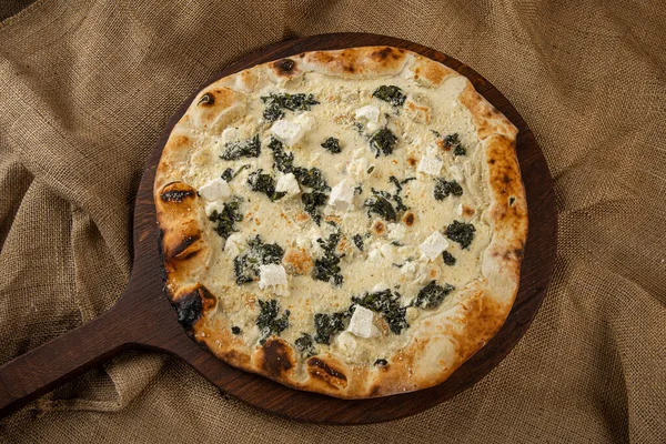 İtalyan pizzasına yakın plan jambon, yeşil zeytin ve roka.