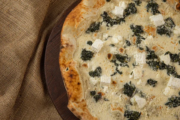 İtalyan pizzasına yakın plan jambon, yeşil zeytin ve roka.