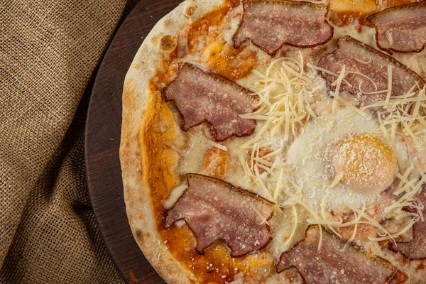 İtalyan pizzasına yakın plan jambon, yeşil zeytin ve roka.