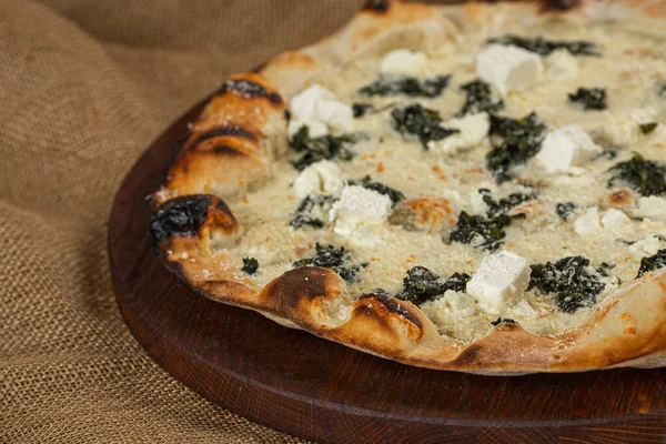 İtalyan pizzasına yakın plan jambon, yeşil zeytin ve roka.