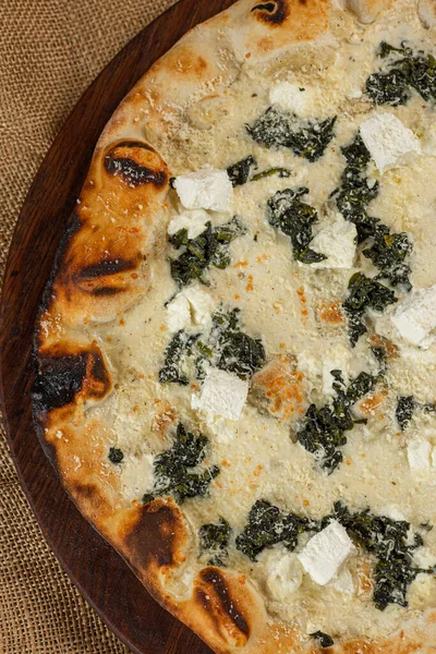 İtalyan pizzasına yakın plan jambon, yeşil zeytin ve roka.