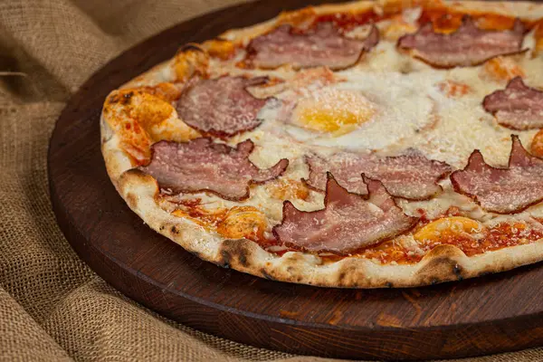İtalyan pizzasına yakın plan jambon, yeşil zeytin ve roka.