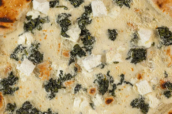 İtalyan pizzasına yakın plan jambon, yeşil zeytin ve roka.