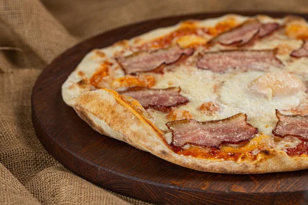 İtalyan pizzasına yakın plan jambon, yeşil zeytin ve roka.