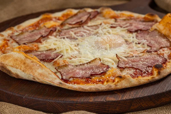 İtalyan pizzasına yakın plan jambon, yeşil zeytin ve roka.