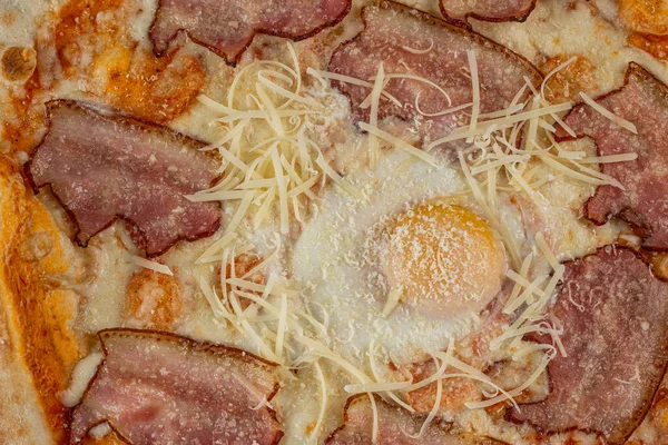 Olasz Pizza Közelkép Sonkával Zöld Olajbogyóval Rucolával — Stock Fotó