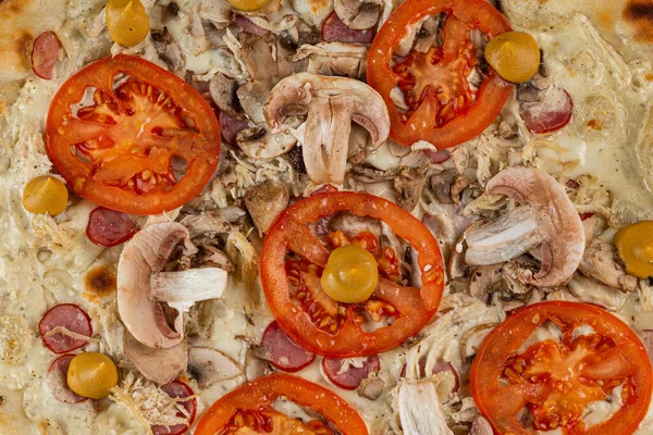 İtalyan pizzasına yakın plan jambon, yeşil zeytin ve roka.