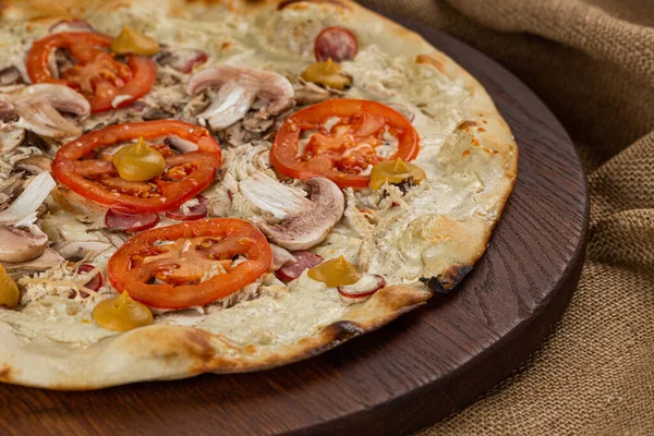 İtalyan pizzasına yakın plan jambon, yeşil zeytin ve roka.