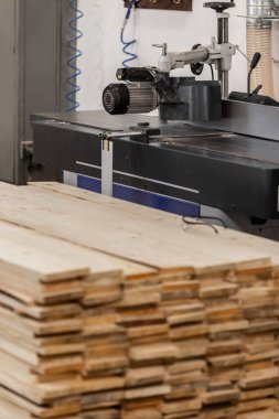 Ahşap endüstrisi. Daire şeklinde testere. Ahşap kesme makinesi yakın çekim fotoğrafı. Üretimde odun kesiyorum. Ahşap ürünlerin üretimi. Boşluğu kopyala