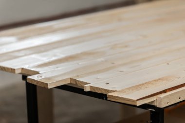 Ahşap endüstrisi. Daire şeklinde testere. Ahşap kesme makinesi yakın çekim fotoğrafı. Üretimde odun kesiyorum. Ahşap ürünlerin üretimi. Boşluğu kopyala