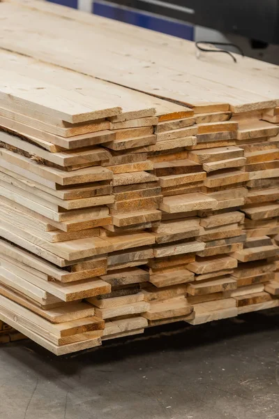 Ahşap endüstrisi. Daire şeklinde testere. Ahşap kesme makinesi yakın çekim fotoğrafı. Üretimde odun kesiyorum. Ahşap ürünlerin üretimi. Boşluğu kopyala