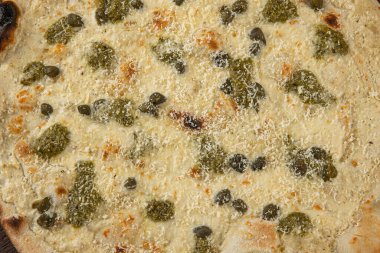 İtalyan pizzasına yakın plan jambon, yeşil zeytin ve roka.