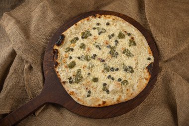 İtalyan pizzasına yakın plan jambon, yeşil zeytin ve roka.