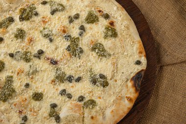 İtalyan pizzasına yakın plan jambon, yeşil zeytin ve roka.