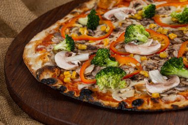 İtalyan pizzasına yakın plan jambon, yeşil zeytin ve roka.