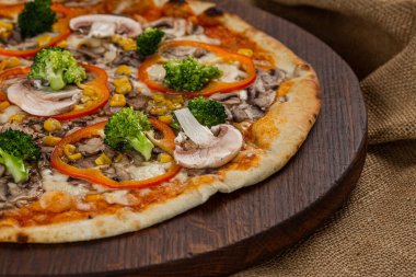 İtalyan pizzasına yakın plan jambon, yeşil zeytin ve roka.