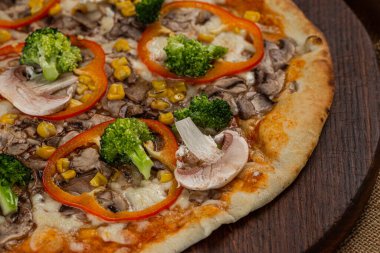 İtalyan pizzasına yakın plan jambon, yeşil zeytin ve roka.