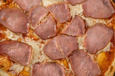 İtalyan pizzasına yakın plan jambon, yeşil zeytin ve roka.