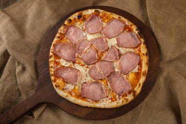 İtalyan pizzasına yakın plan jambon, yeşil zeytin ve roka.