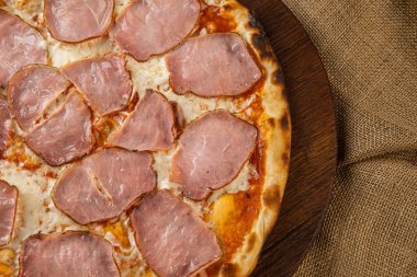 İtalyan pizzasına yakın plan jambon, yeşil zeytin ve roka.