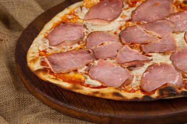 İtalyan pizzasına yakın plan jambon, yeşil zeytin ve roka.