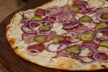 İtalyan pizzasına yakın plan jambon, yeşil zeytin ve roka.