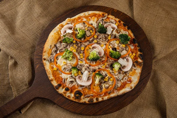 Close Van Een Italiaanse Pizza Met Prosciutto Ham Groene Olijven — Stockfoto