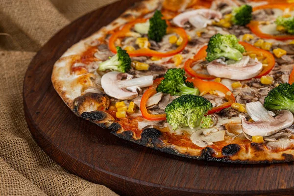 İtalyan pizzasına yakın plan jambon, yeşil zeytin ve roka.